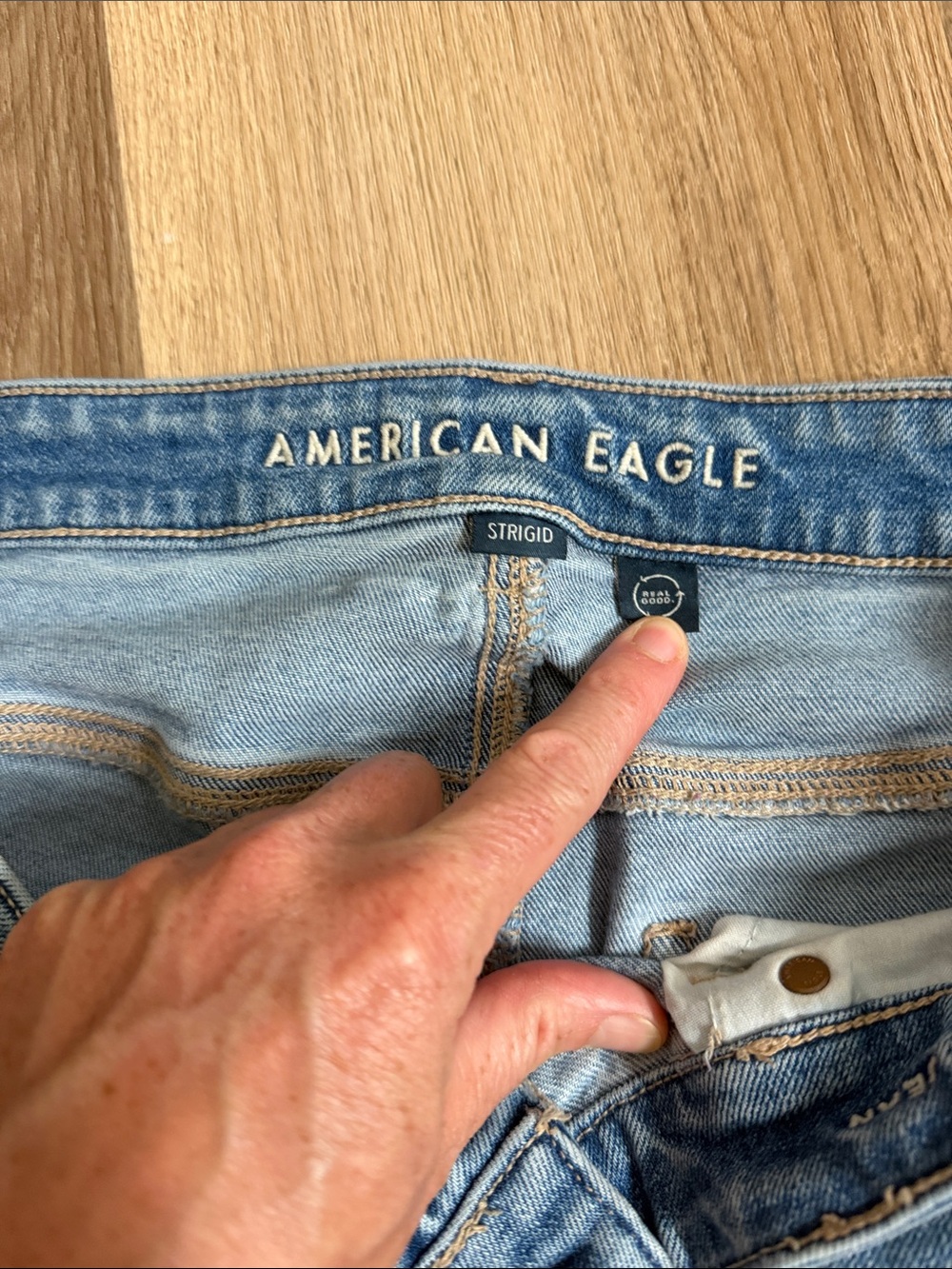 American Eagle Distressed Mom Jean Strigid Denim Size 14 - Picture 3 of 6